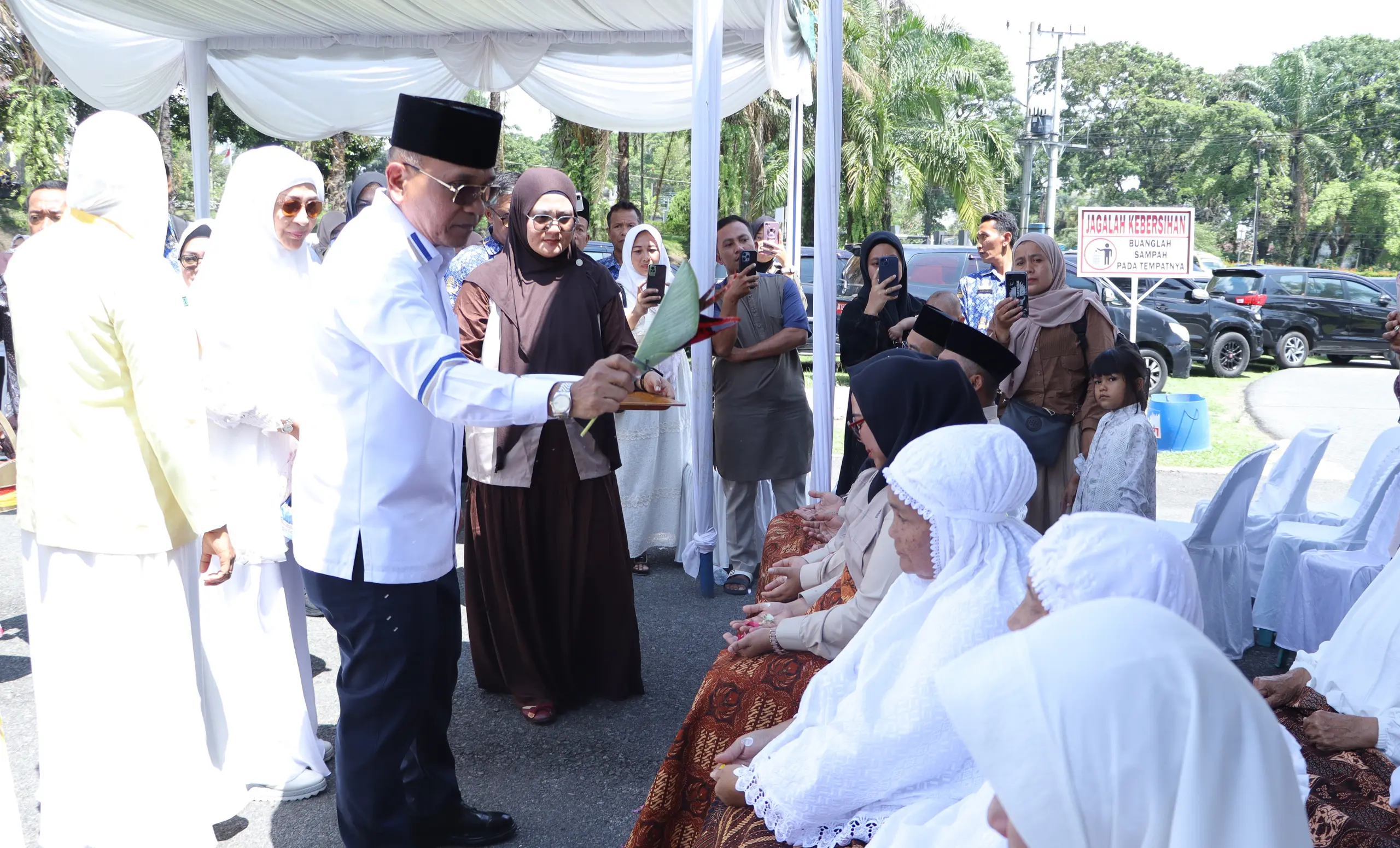 Bupati Simalungun Anton Achmad Saragih melakukan tradisi tepung tawar kepada calon jamaah haji tahun 2026 di Masjid Asy Syuhada.
