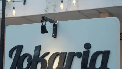 Suasana pengunjung santai di area outdoor Lokaria Coffee Perdagangan