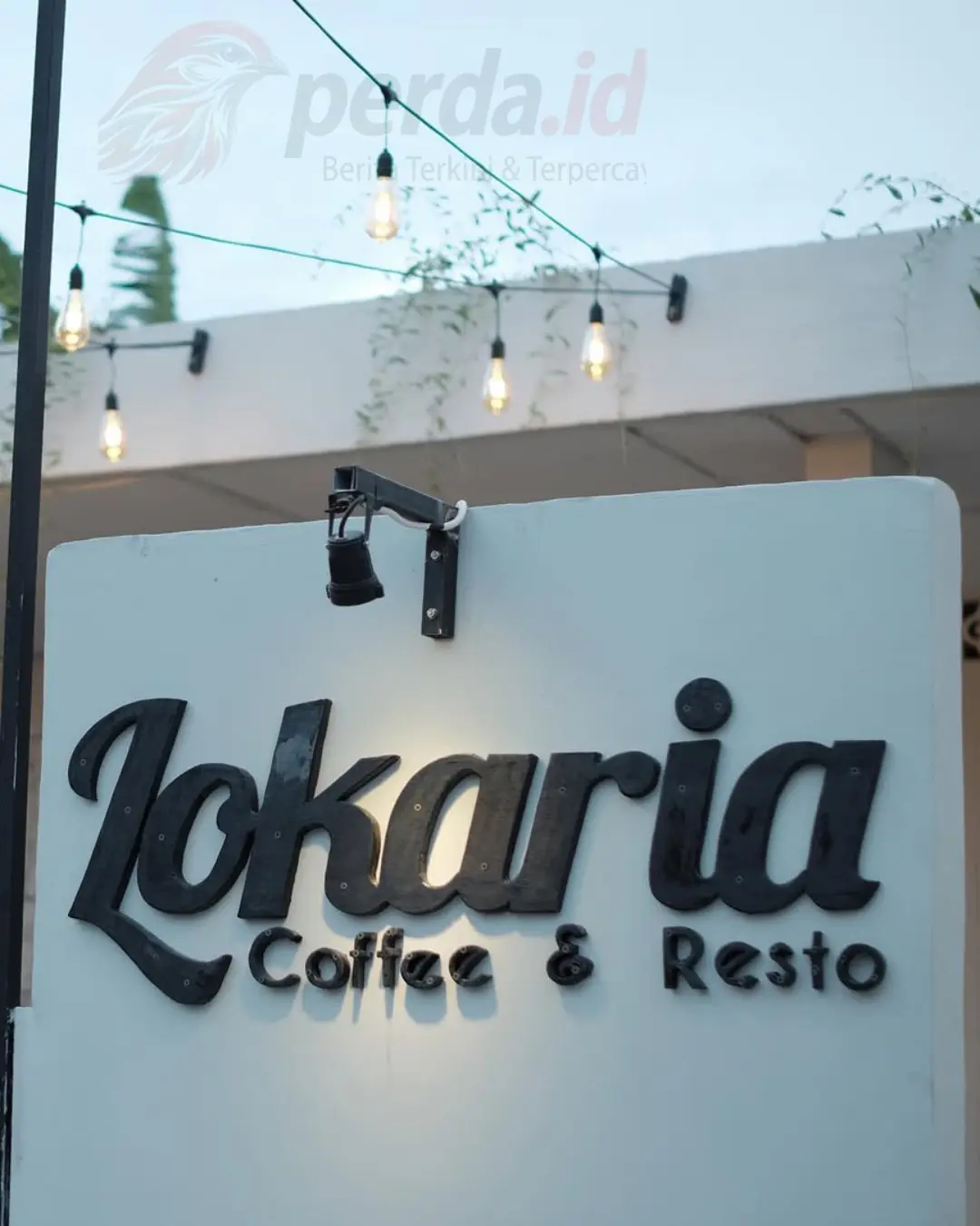 Suasana pengunjung santai di area outdoor Lokaria Coffee Perdagangan