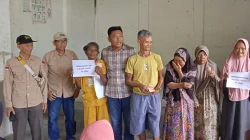 Pangulu Perdagangan II Andi Azwan Damanik serahkan BLT Dana Desa secara simbolis kepada warga lansia