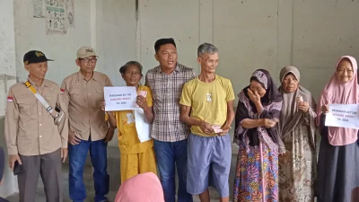 Pangulu Perdagangan II Andi Azwan Damanik serahkan BLT Dana Desa secara simbolis kepada warga lansia