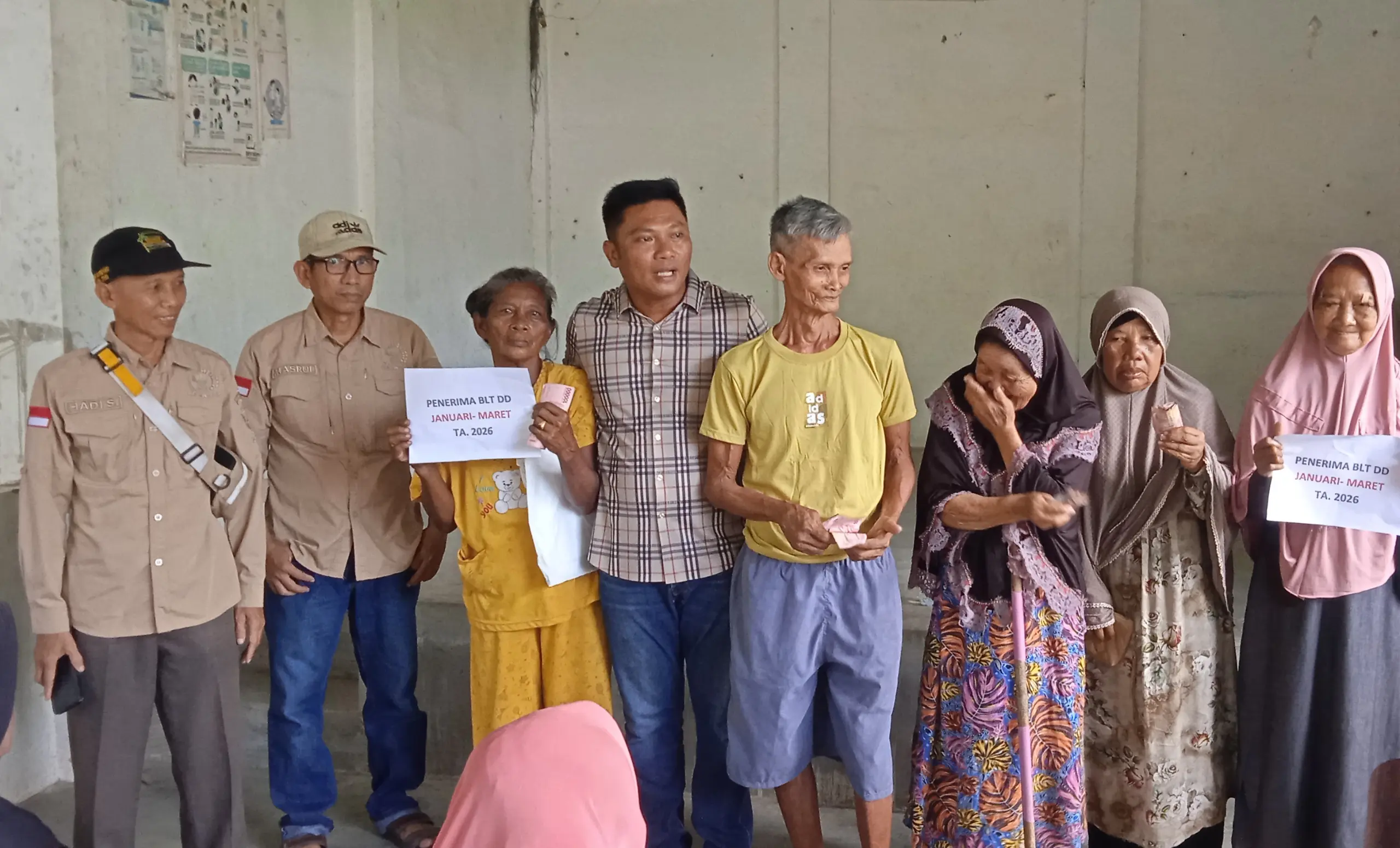 Pangulu Perdagangan II Andi Azwan Damanik serahkan BLT Dana Desa secara simbolis kepada warga lansia