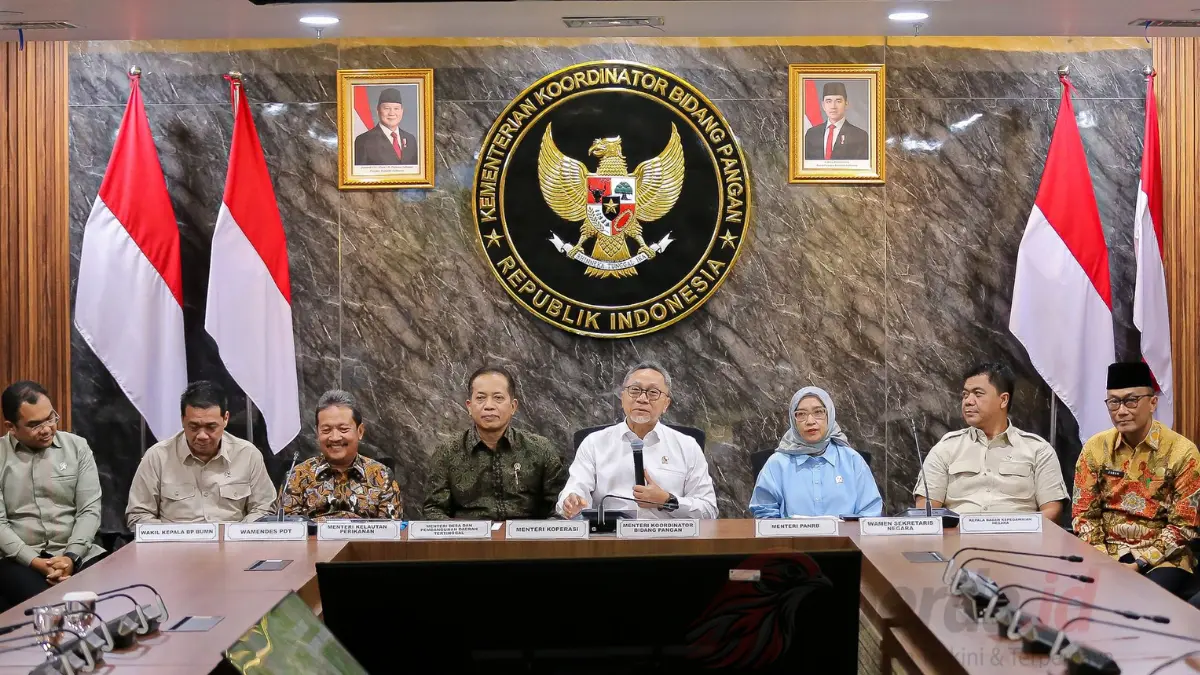 Menko Pangan Zulkifli Hasan memberikan keterangan pers mengenai pembukaan pendaftaran 30.000 manajer Koperasi Desa Merah Putih di Jakarta.