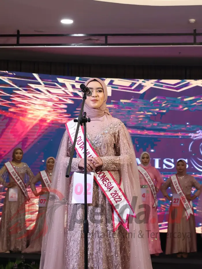 Dari Perdagangan ke Turki: Kisah Inspiratif Putri Hasibuan, Runner-Up Miss Hijab Indonesia Hardiyanti Putri Hasibuan saat dinobatkan sebagai Runner-Up 1 Miss Hijab Indonesia 2022
