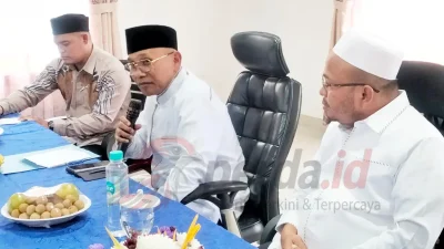 Bupati Simalungun Anton Achmad Saragih saat menerima pengurus Masjid Agung Al-Munawwaroh Perdagangan di Kantor Camat Siantar.