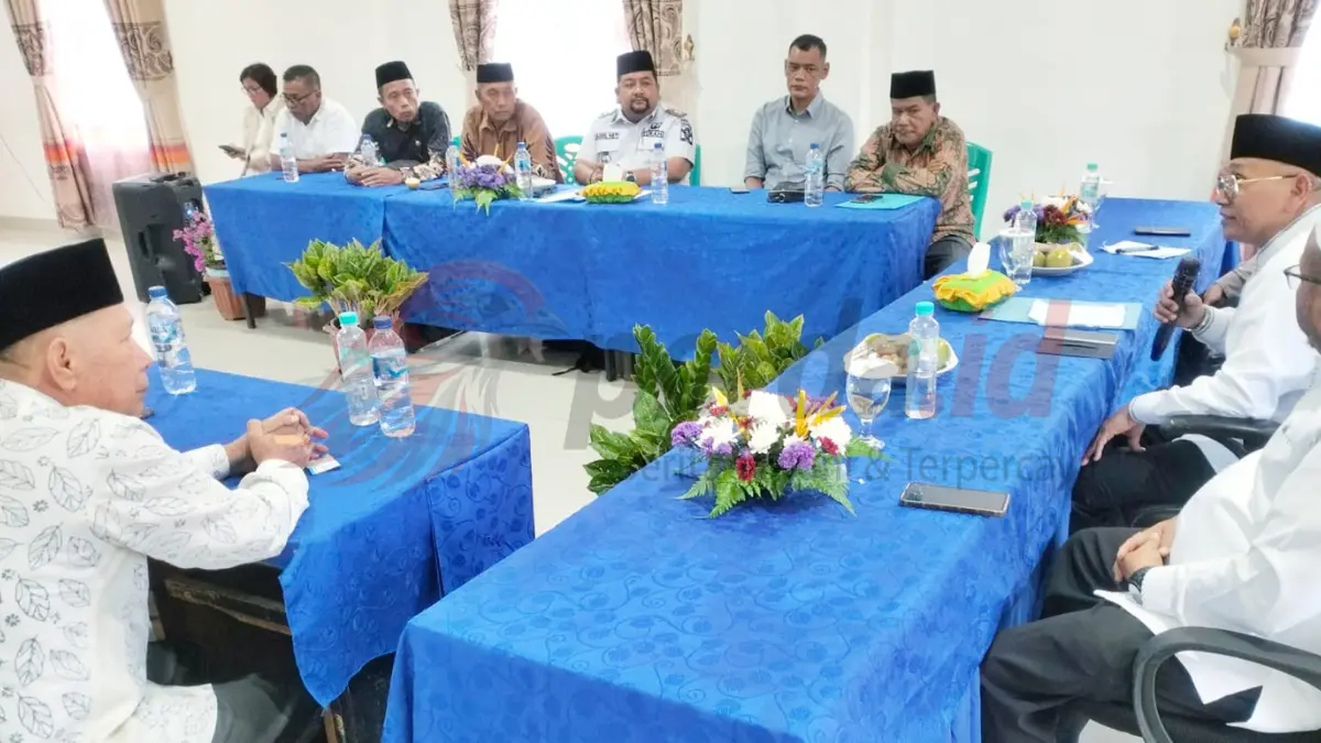 Bupati Simalungun Anton Achmad Saragih saat menerima pengurus Masjid Agung Al-Munawwaroh Perdagangan di Kantor Camat Siantar.