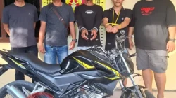 Polsek Bandar Huluan Ringkus Dua Pelaku Curanmor yang Buron Satu Bulan Dua pelaku curanmor berinisial DPA dan AH saat diamankan oleh personel Polsek Bandar Huluan beserta barang bukti sepeda motor Honda.