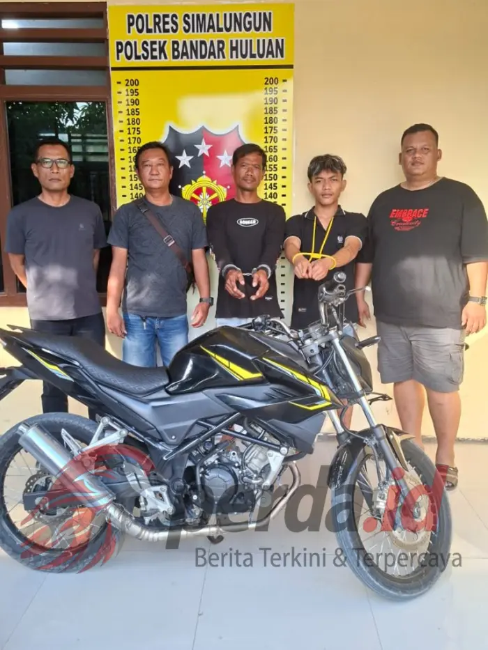 Dua pelaku curanmor berinisial DPA dan AH saat diamankan oleh personel Polsek Bandar Huluan beserta barang bukti sepeda motor Honda.