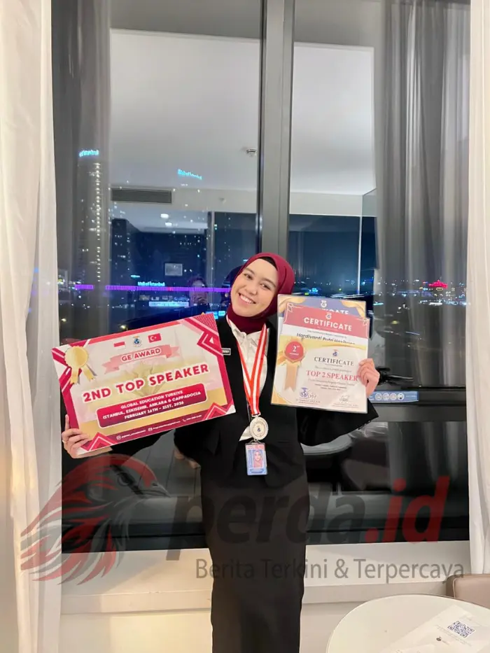 Dari Perdagangan ke Turki: Kisah Inspiratif Putri Hasibuan, Runner-Up Miss Hijab Indonesia Hardiyanti Putri Hasibuan saat dinobatkan sebagai Top 2 Speaker Global Education Chapter Türkiye di Turki Februari 2026