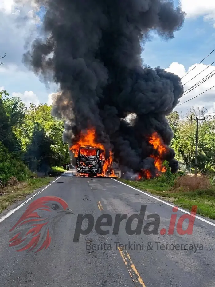 Kondisi bus ALS dan truk tangki yang ringsek parah akibat tabrakan frontal di Jalinsum Muratara Sumatera Selatan yang menyebabkan 16 orang tewas.