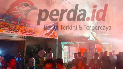 Petugas pemadam kebakaran memadamkan api yang membakar Toko Sepeda Maju Jaya di Kota Indrapura, Kabupaten Batu Bara, Kamis malam