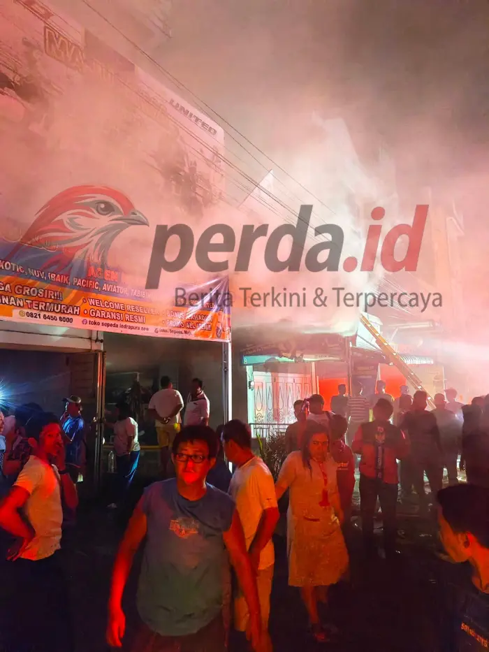 Petugas pemadam kebakaran memadamkan api yang membakar Toko Sepeda Maju Jaya di Kota Indrapura, Kabupaten Batu Bara, Kamis malam