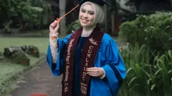 Dari Perdagangan ke Turki: Kisah Inspiratif Putri Hasibuan, Runner-Up Miss Hijab Indonesia Hardiyanti Putri Hasibuan saat wisuda S1 Akuntansi BINUS Online Learning