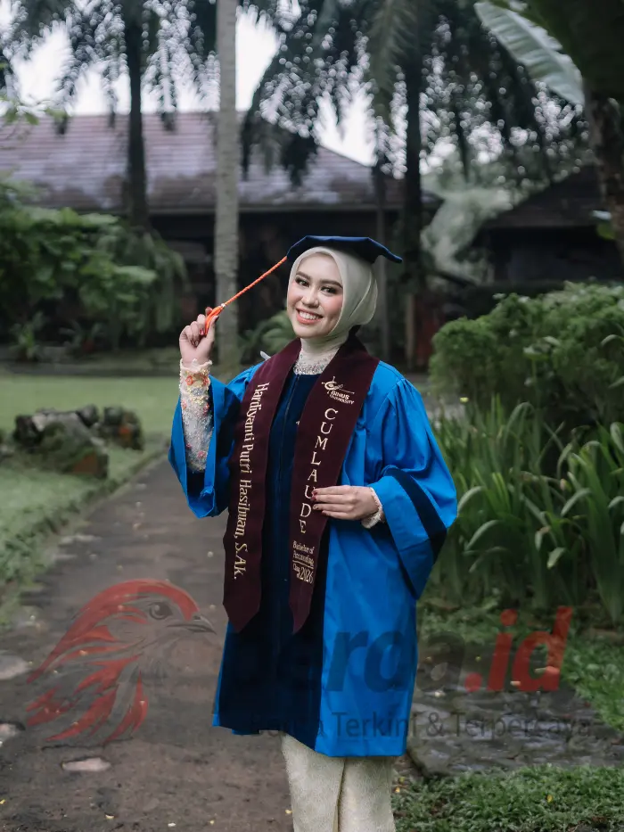 Hardiyanti Putri Hasibuan saat wisuda S1 Akuntansi BINUS Online Learning
